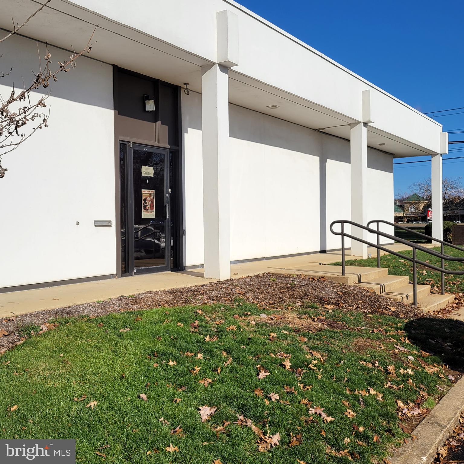 The Murry Business Center is located in Suite 1 at 1630 Manheim Pike. It consists of licensed co-working spaces with amenities including a Conference Room, Training Room, Coffee Bar Area, and a Break Room with Refrigerator & Microwave. The conference room and training room have reservation books located in the lobby. Restrooms are common and there is ample free parking for you and your clients.