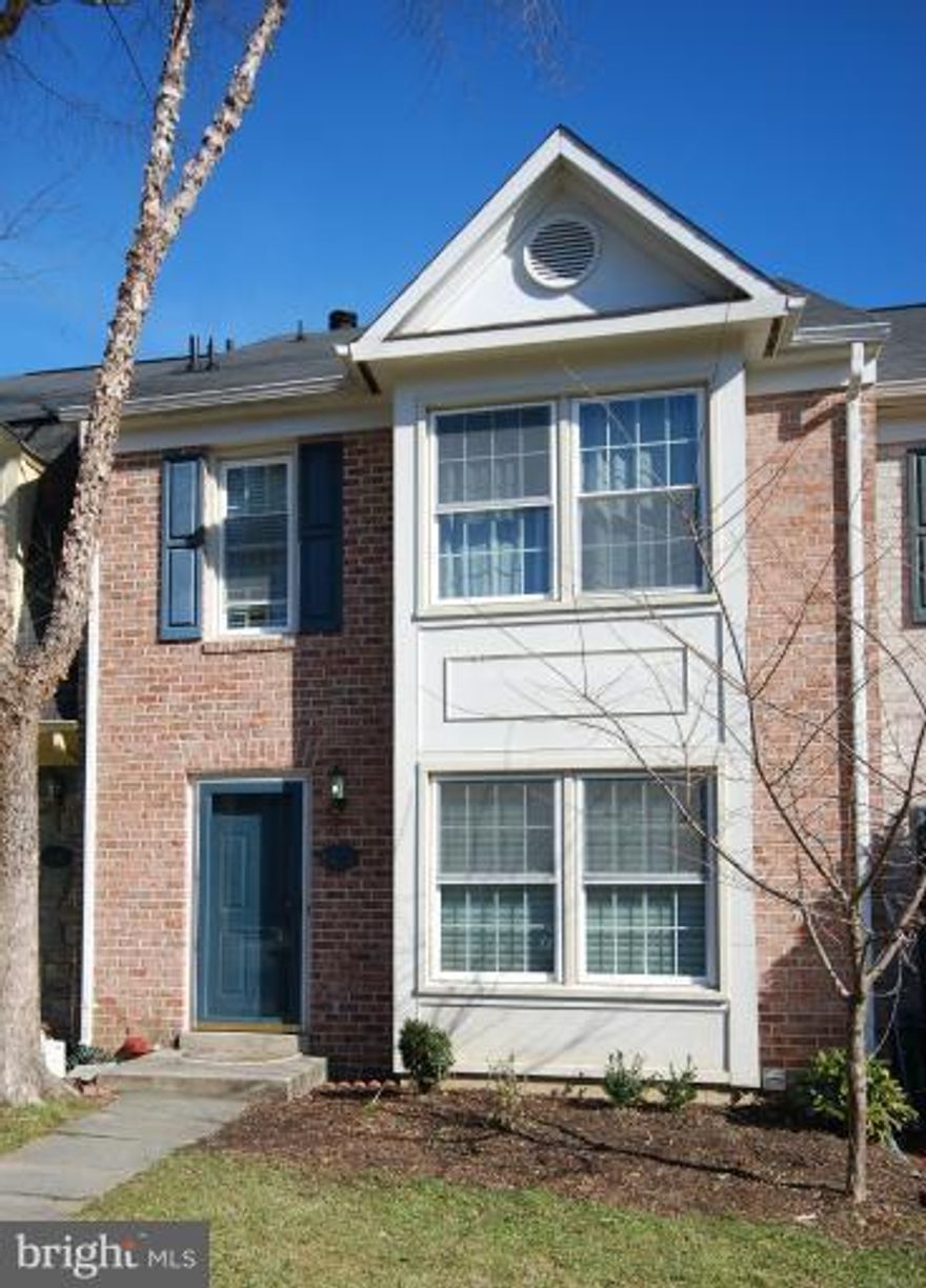 Price Reduced! Gorgeous townhome close to shopping, main transportation, convenient to everything.  Quiet neighborhood with plenty of parking for visitors, great amenities with Home Owners Association.   Go and show, you wont be disappointed!