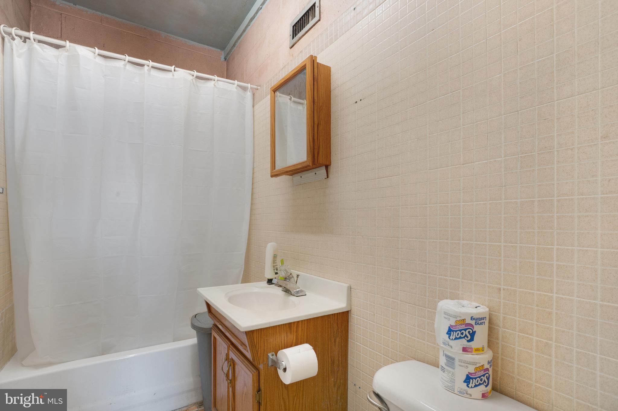 OLNEY - Commercial Sale