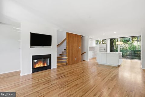 Photo of 11510 Maple Ridge Road, RESTON, VA 20190 (MLS # VAFX2316222)