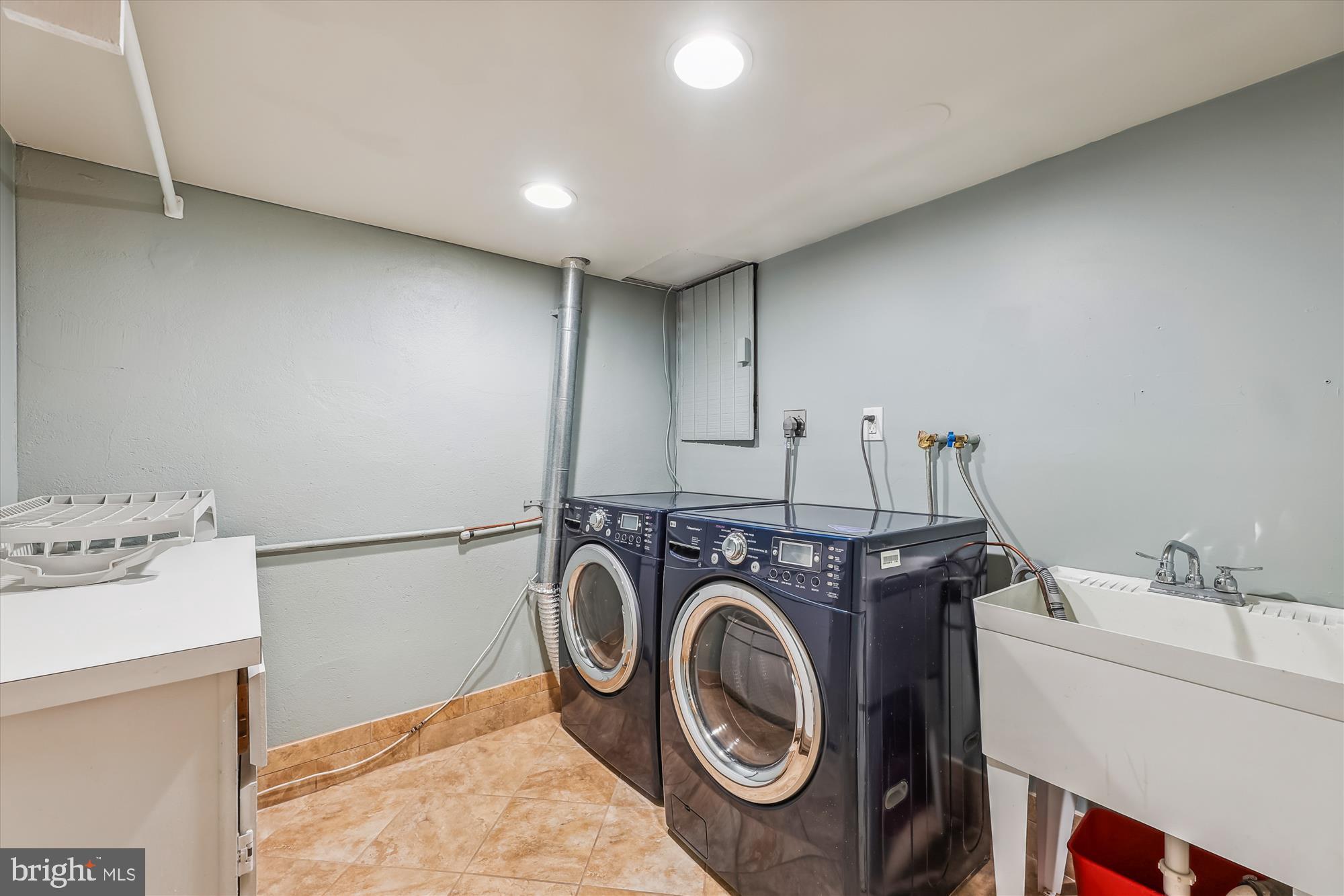 YATES GARDENS - Residential Lease