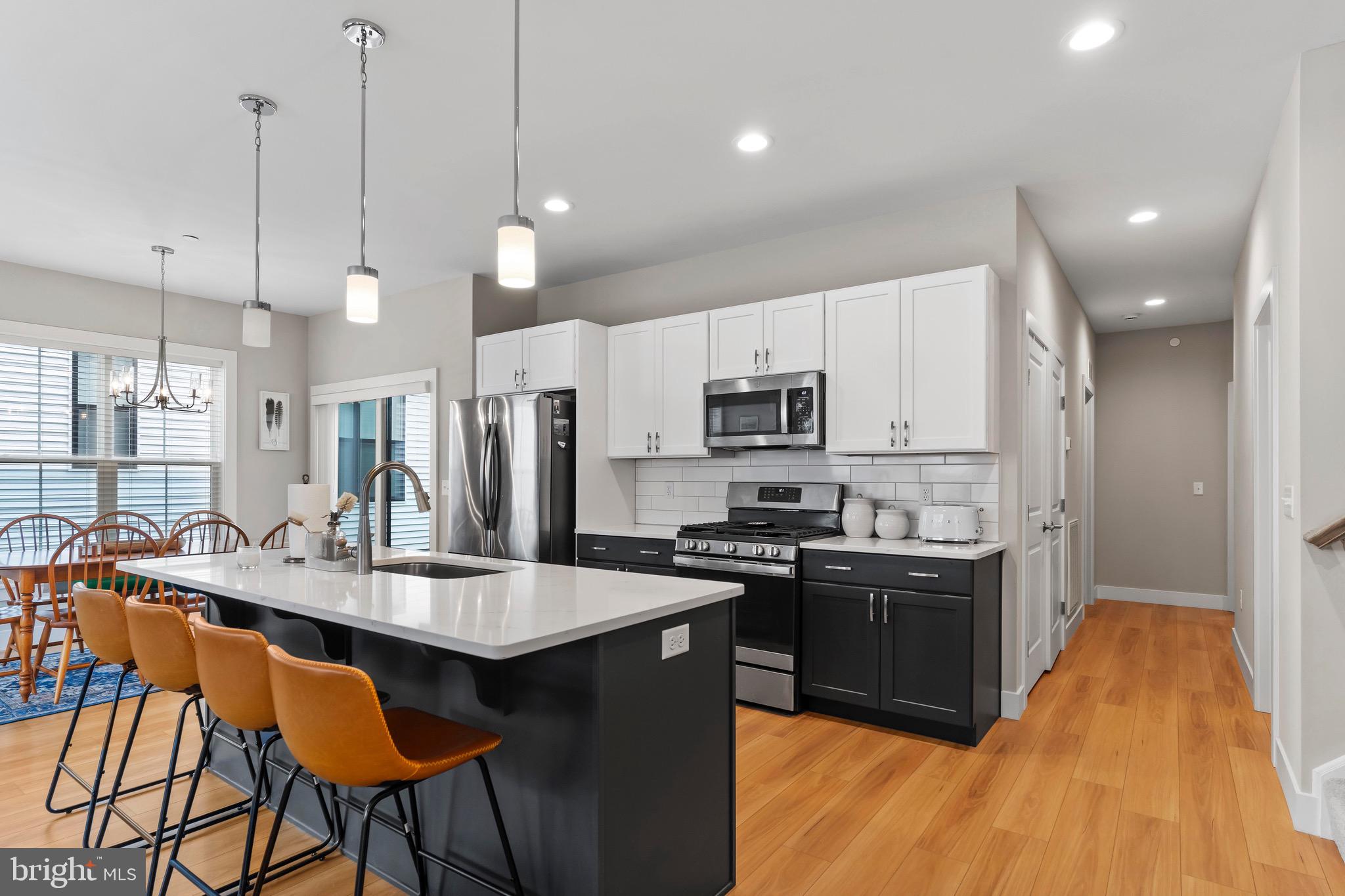 MADISON COURT - Residential