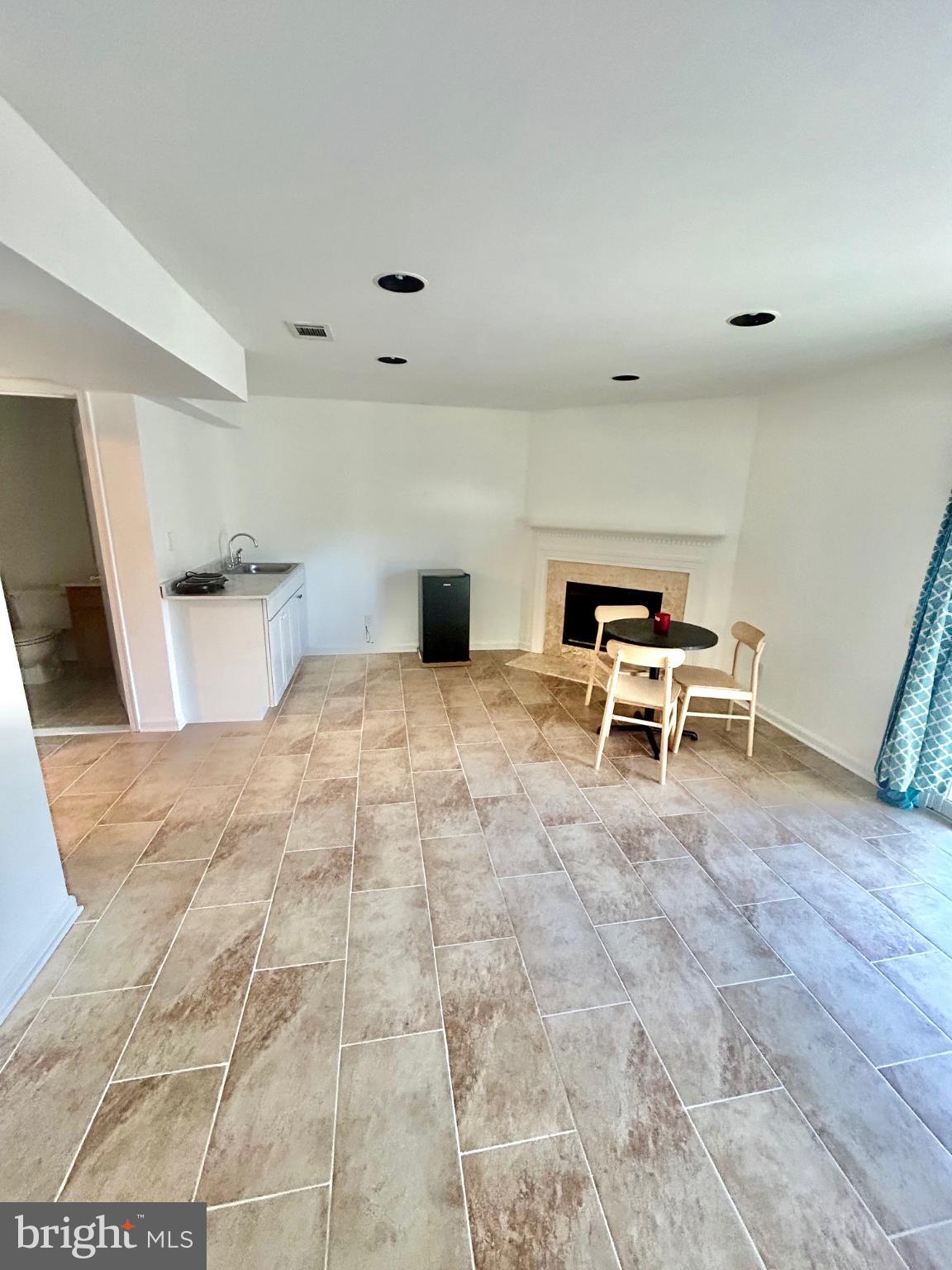 ENGLAND RUN TOWNHOUSES - Residential Lease