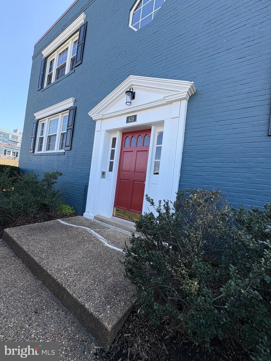 1st floor apartment in North Old Town. Hardwood floors throughout. Shared Laundry on site and parking. Security deposit $1,800.00 due in certified funds within 24 hours of application acceptance. 1st full months rent due in certified funds at lease signing.  1 small pet allowed with additional pet deposit and on a case by case basis. (small pet 20 lbs or less).  Make checks payable to Rector Best Property Management.