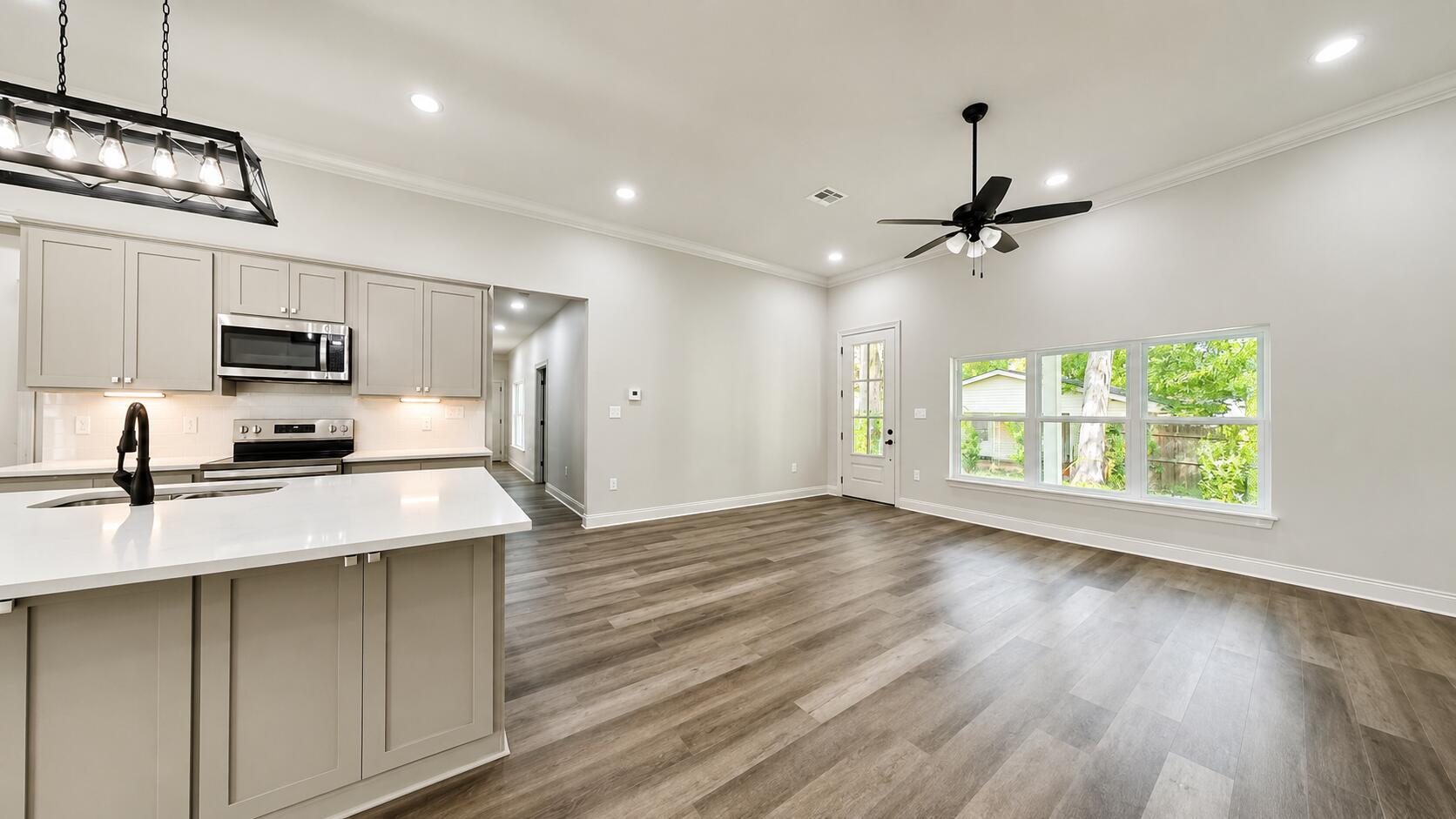 808 W 7th St - Photo 3