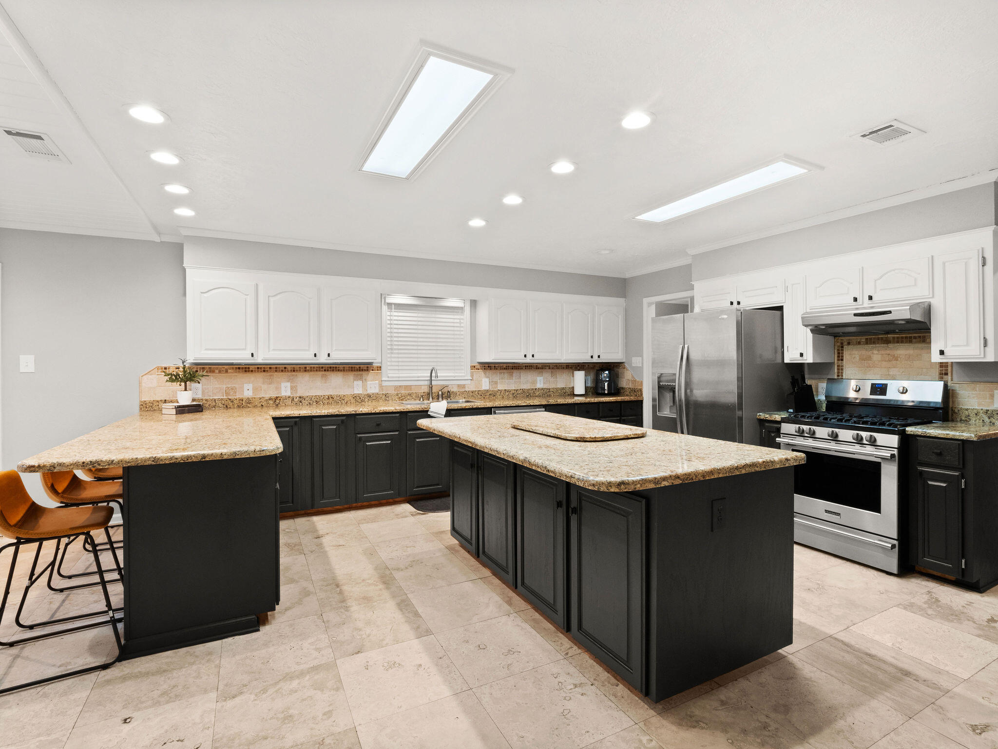 1015 Michael Dr - Photo 3