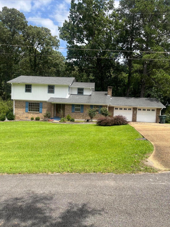 Photo 1 of 22 — 205 FOREST Ln, Jasper, AL 35501