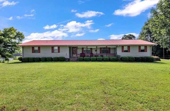 Photo 1 of 36 — 4909 SMITH LAKE DAM Rd, Jasper, AL 35504