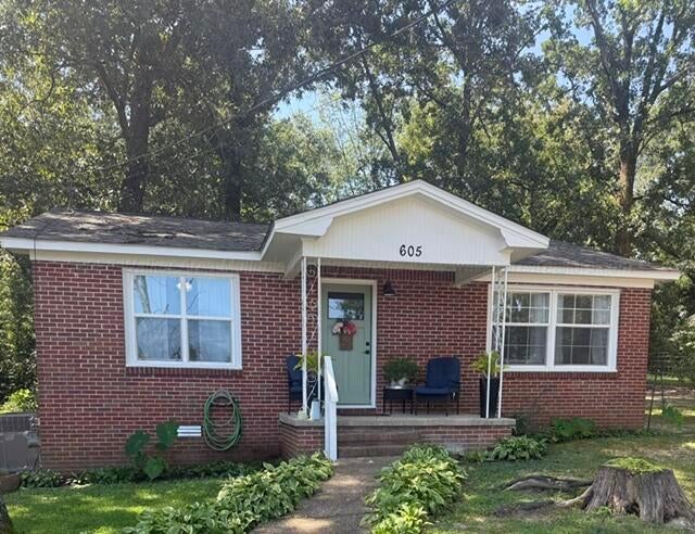 605 MCNUTT Dr - Photo 2
