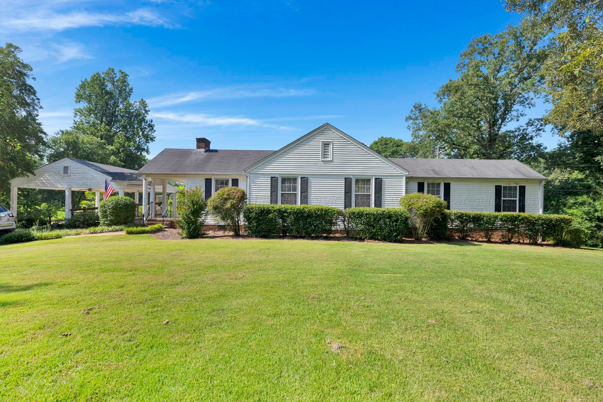 Photo 1 of 38 — 403 SOUTHRIDGE Rd, Jasper, AL 35504