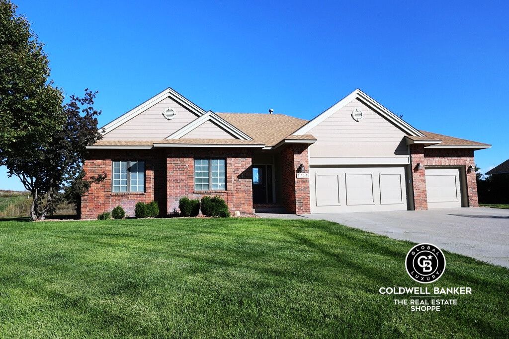 Photo of 1704 Grandview Drive E, Garden City, KS 67846 (MLS # 100781)