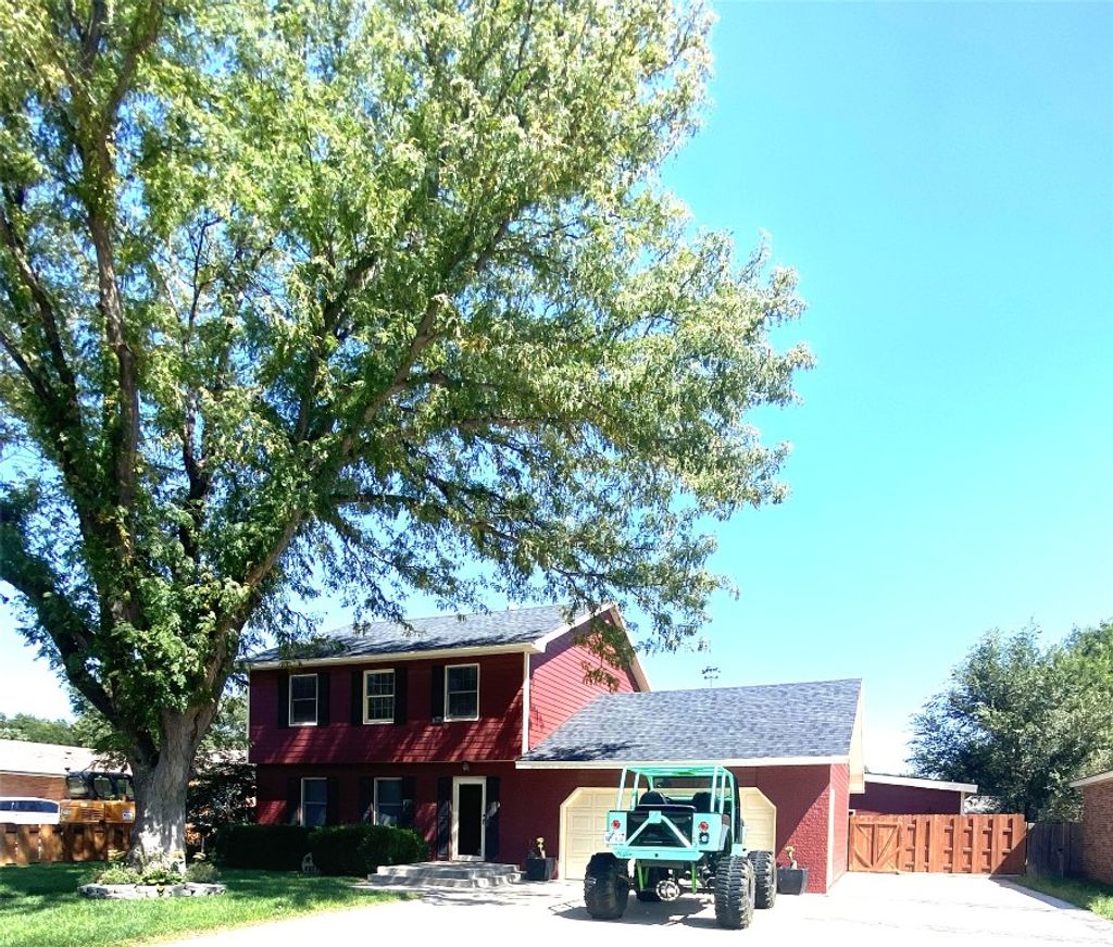 Photo of 2504 N Carriage Lane, Garden City, KS 67846 (MLS # 100729)