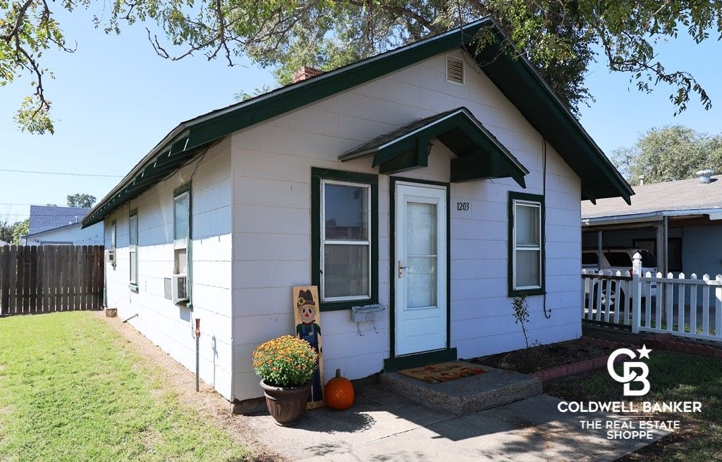 Photo of 1203 N 8th Street, Garden City, KS 67846 (MLS # 100720)