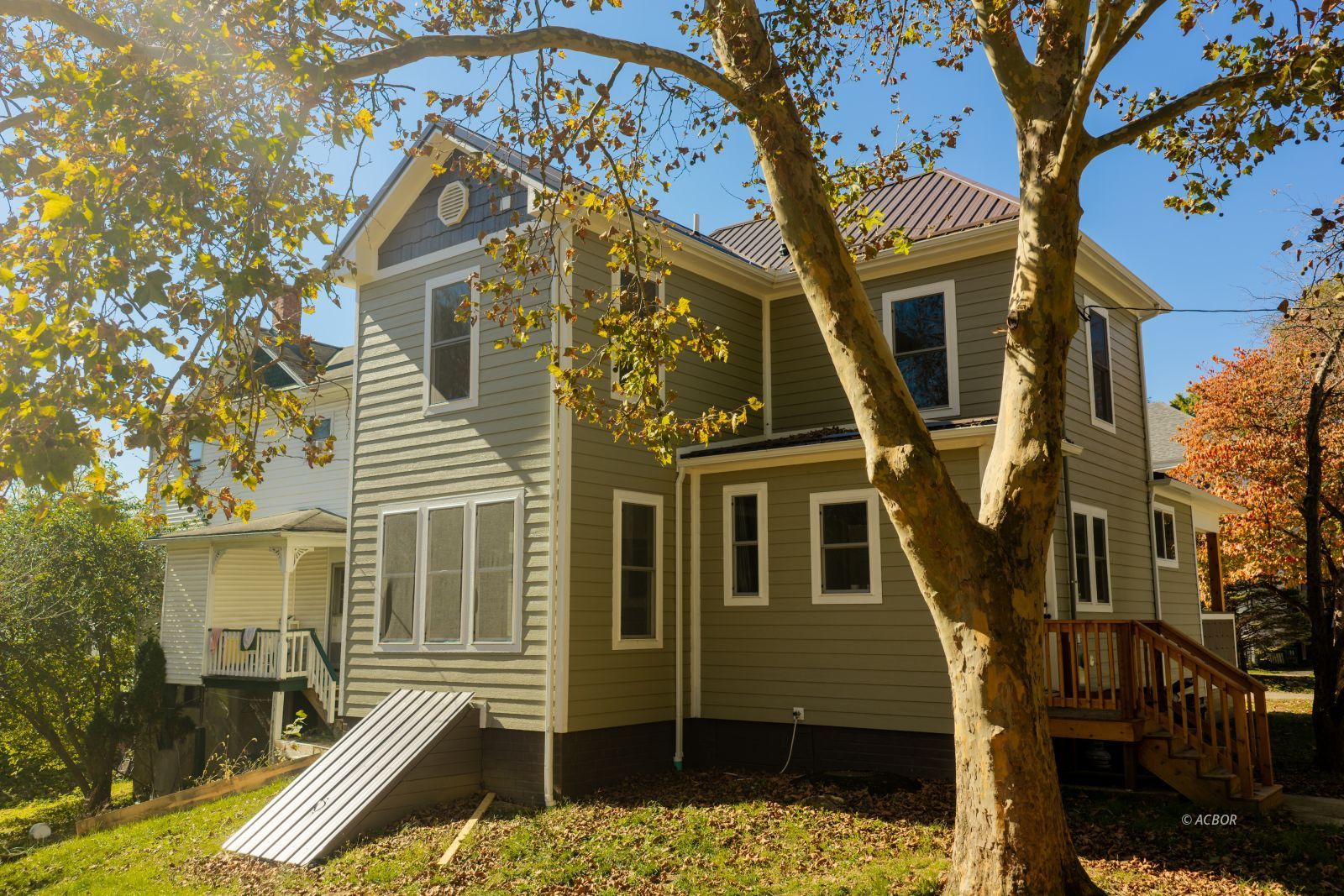 15 Montrose Ave