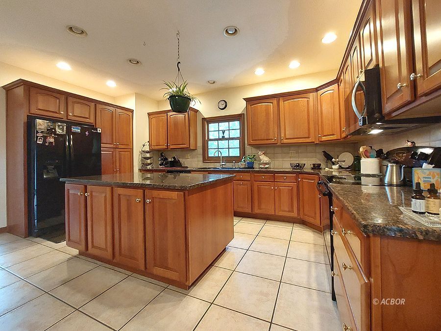 7260 Edgewood Ln