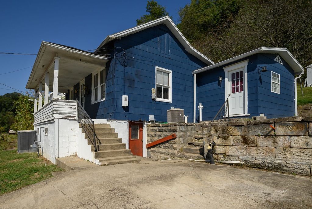 Photo of 5 Oak St, Pomeroy, OH 45769 (MLS # 2434028)