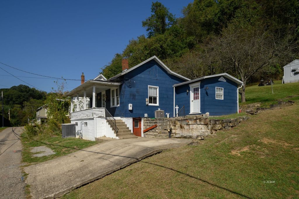 Photo of 5 Oak St, Pomeroy, OH 45769 (MLS # 2434028)
