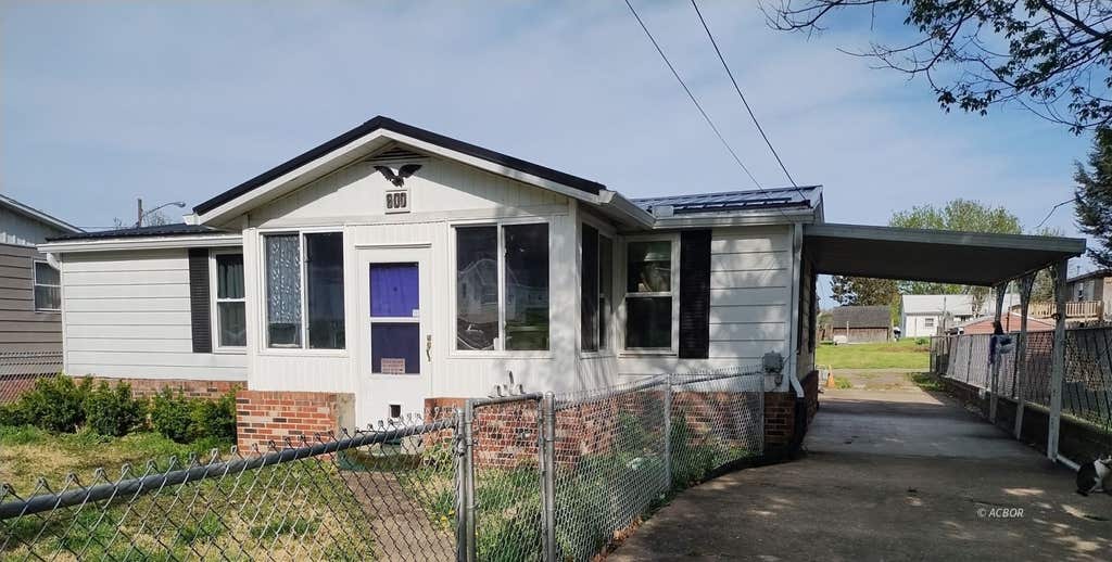 Photo of 900 Broadway St, Middleport, OH 45760 (MLS # 2435379)
