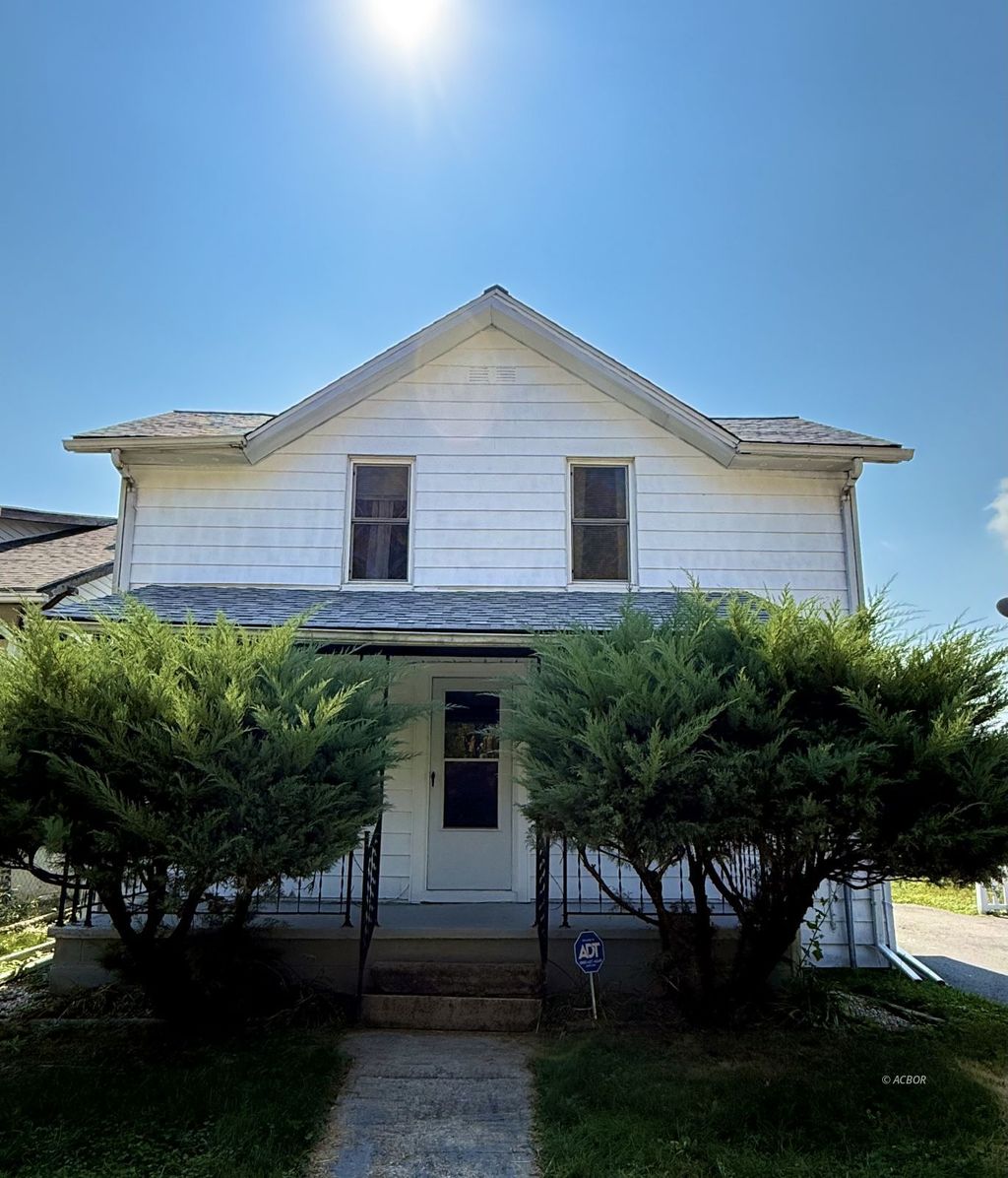Photo of 568 Turner St, Elyria, OH 44035 (MLS # 2433987)