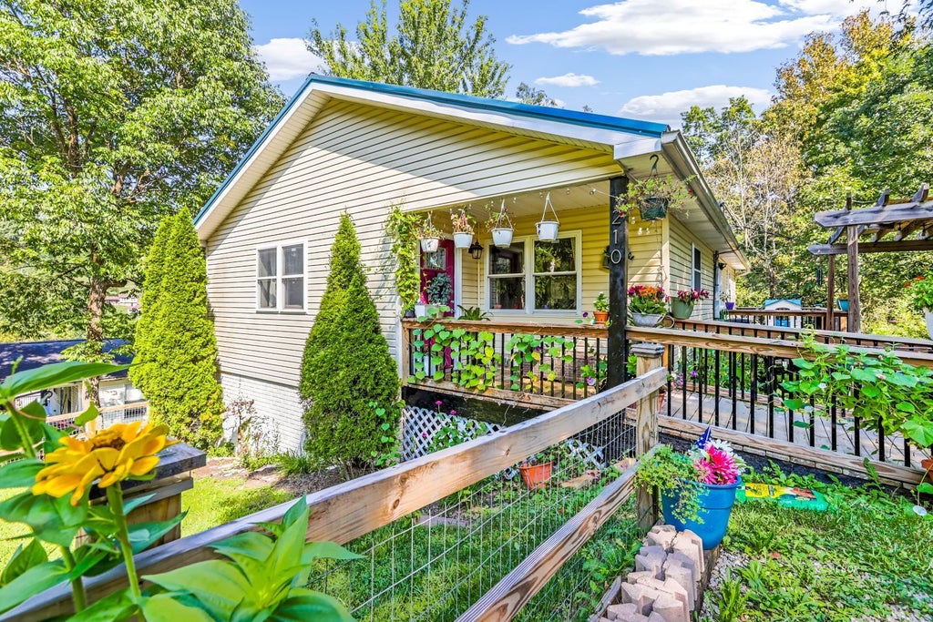 Photo of 210 Grover St, Nelsonville, OH 45764 (MLS # 2435527)