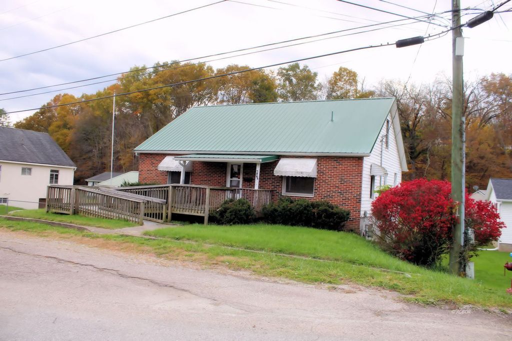 Photo of 840 N 8th St, McConnellsville, OH 43756 (MLS # 2434365)
