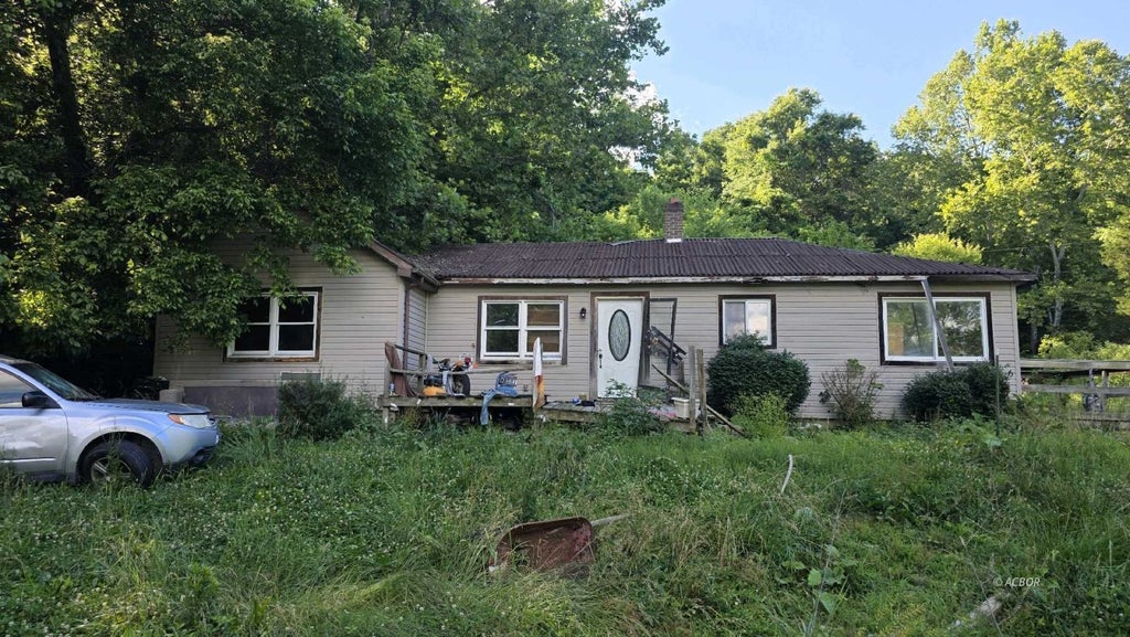Photo of 686 Cliff Alum Rd, Chillicothe, OH 45601 (MLS # 2435459)