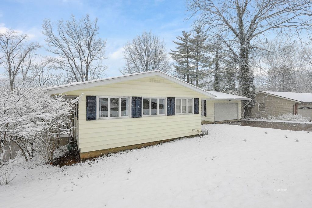 Photo of 41 Briarwood Dr, Athens, OH 45701 (MLS # 2434626)