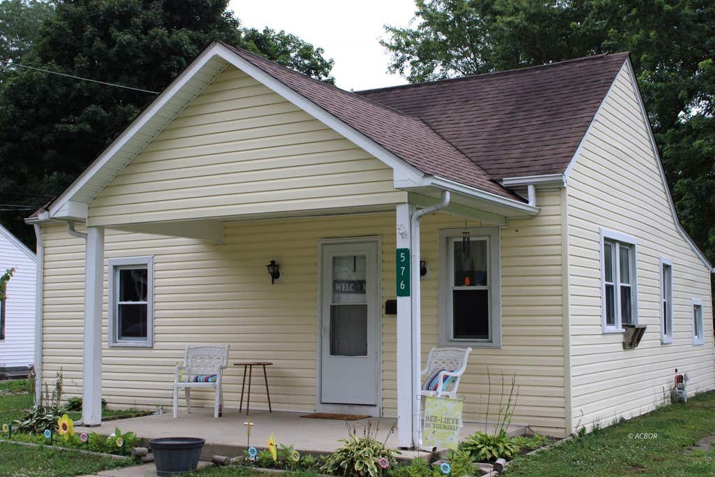Photo of 576 Willow St, Lancaster, OH 43130 (MLS # 2435225)