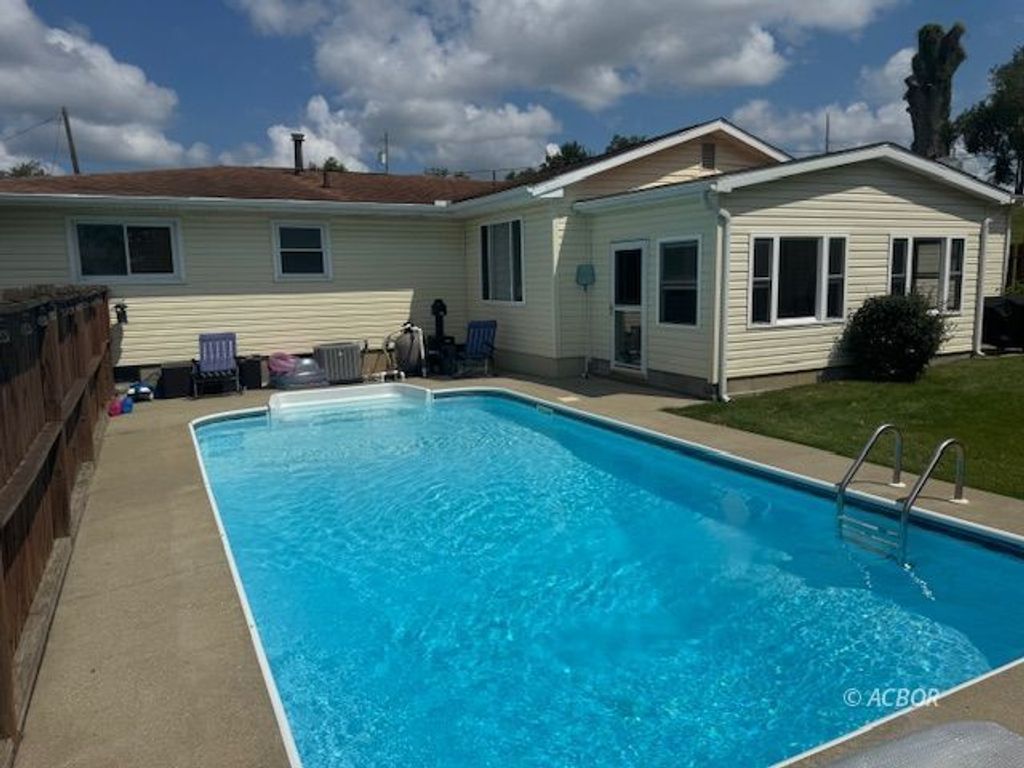 Photo of 1040 W Broadway St St, Wellston, OH 45692 (MLS # 2433812)