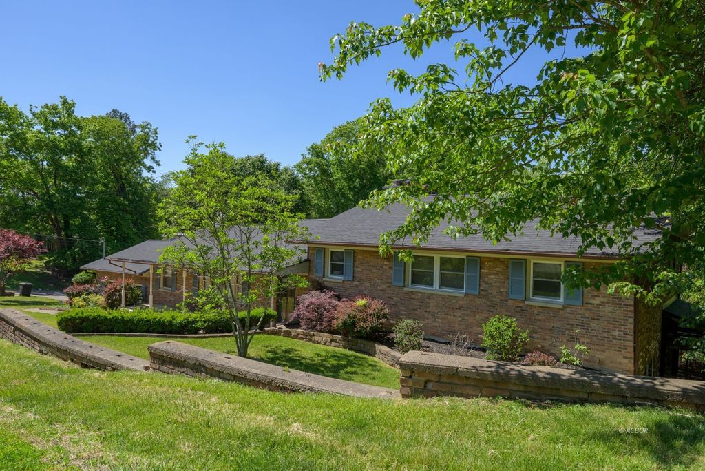 Photo of 2 Glendale Dr, Gallipolis, OH 45631 (MLS # 2434914)