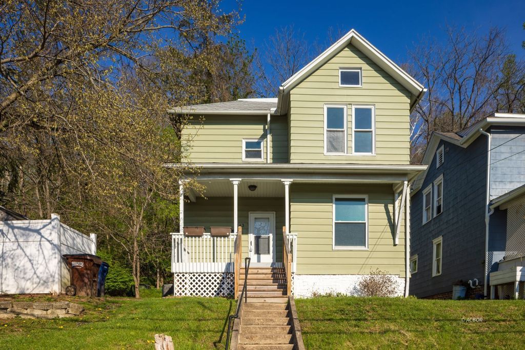 Photo of 143 Grosvenor St, Athens, OH 45701 (MLS # 2434754)