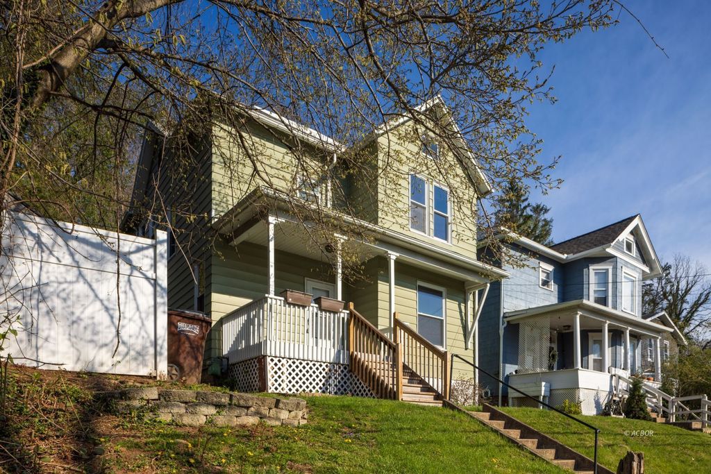 Photo of 143 Grosvenor St, Athens, OH 45701 (MLS # 2434754)