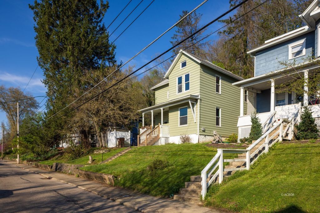 Photo of 143 Grosvenor St, Athens, OH 45701 (MLS # 2434754)