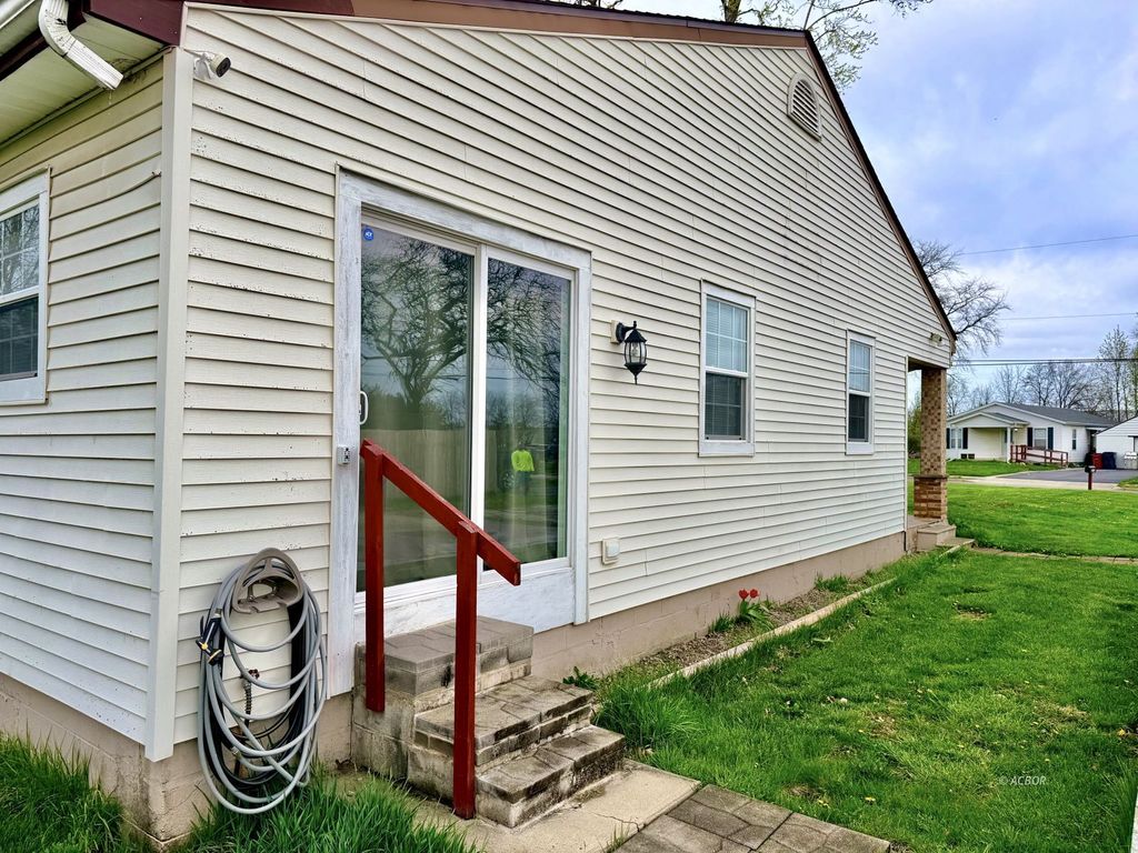 Photo of 2153 Sonora Dr, Grove City, OH 43312 (MLS # 2435052)