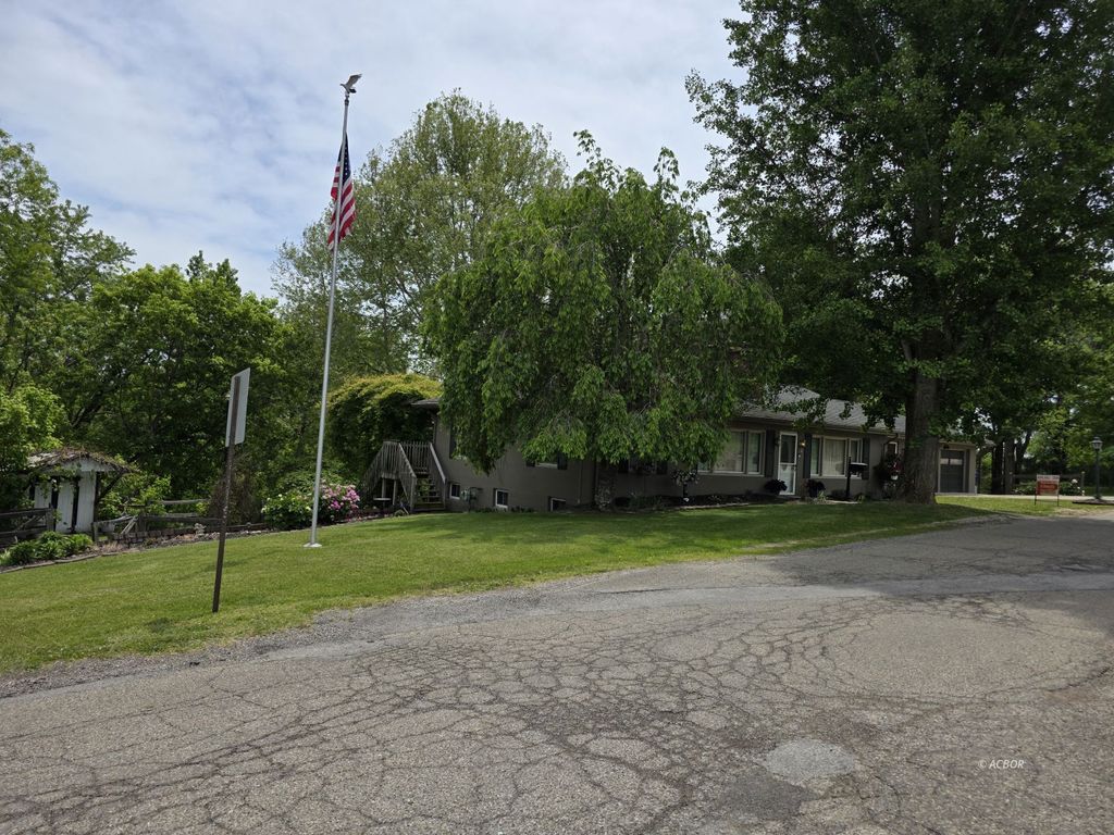 Photo of 4 S Massachusetts Ave, Wellston, OH 45692 (MLS # 2434963)