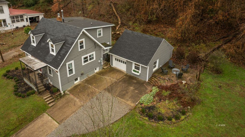 Photo of 177 Grosvenor St, Athens, OH 45701 (MLS # 2434368)