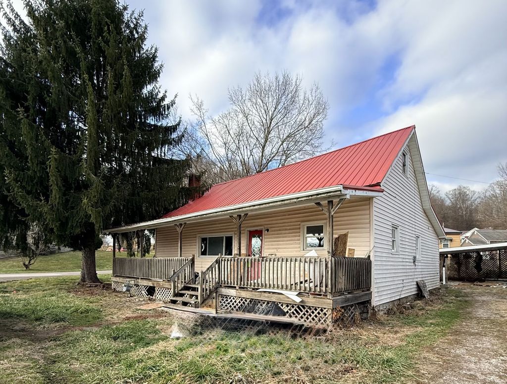 Photo of 586 Lincoln St, Middleport, OH 45760 (MLS # 2434579)