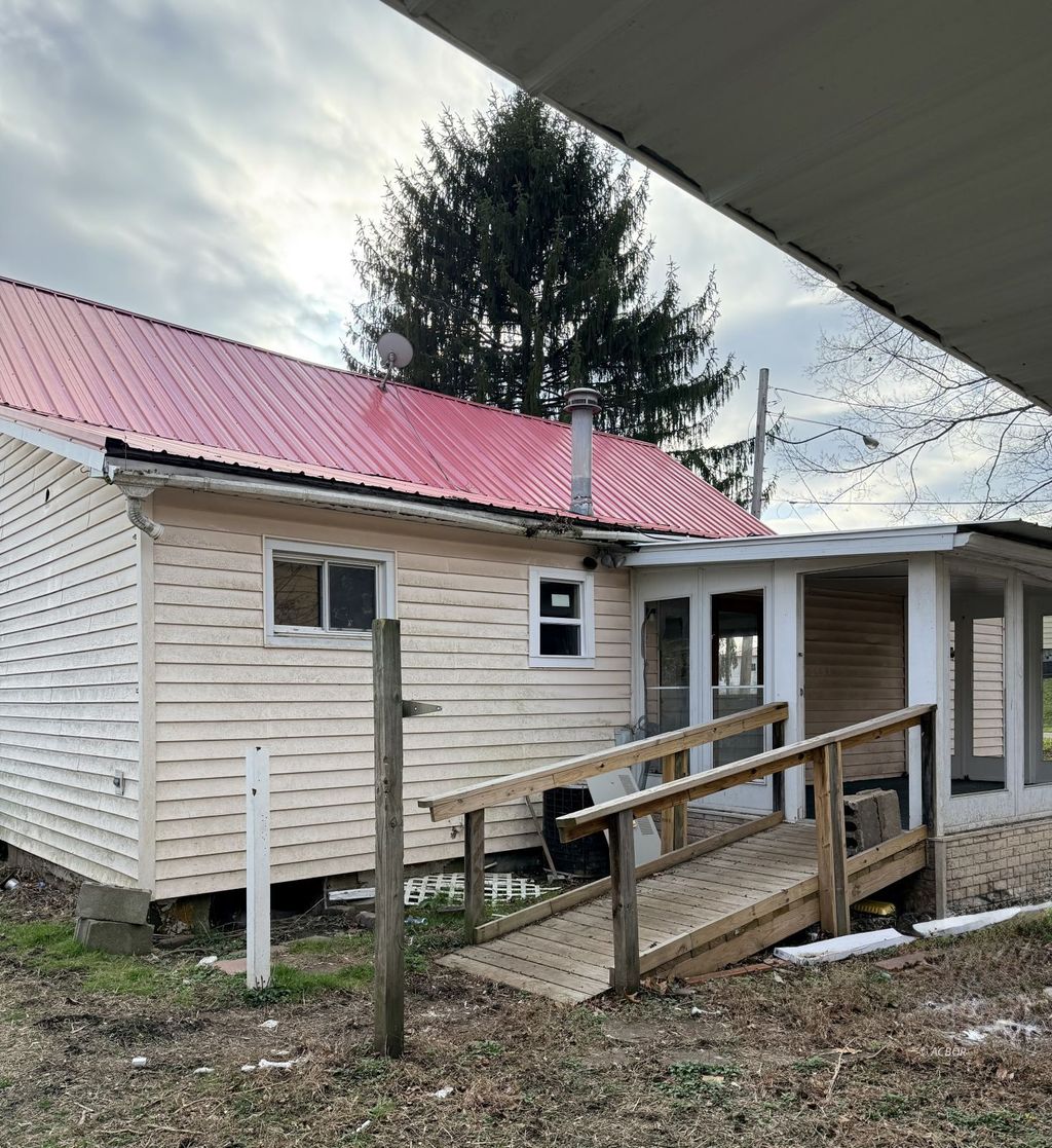 Photo of 586 Lincoln St, Middleport, OH 45760 (MLS # 2434579)