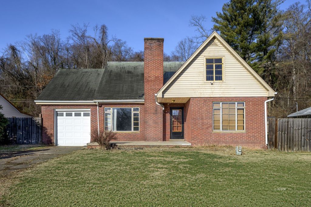 Photo of 404 Hedgewood Dr, Gallipolis, OH 45631 (MLS # 2434363)