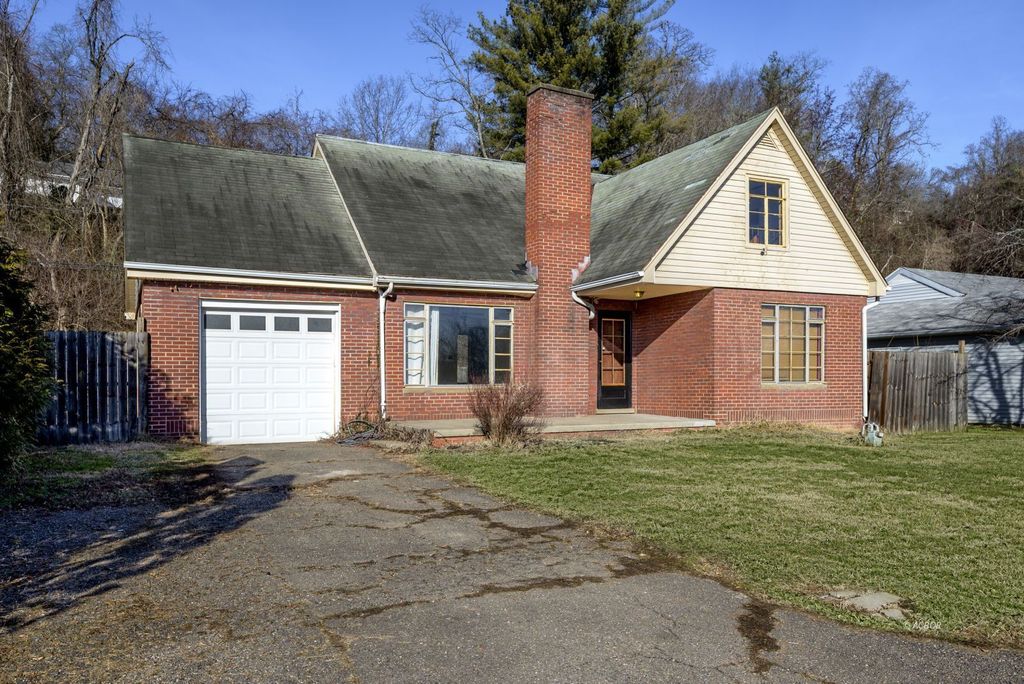 Photo of 404 Hedgewood Dr, Gallipolis, OH 45631 (MLS # 2434363)