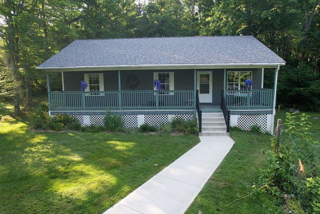 Photo of 5524 Borah Hill Rd SE, Lancaster, OH 43130 (MLS # 2435177)
