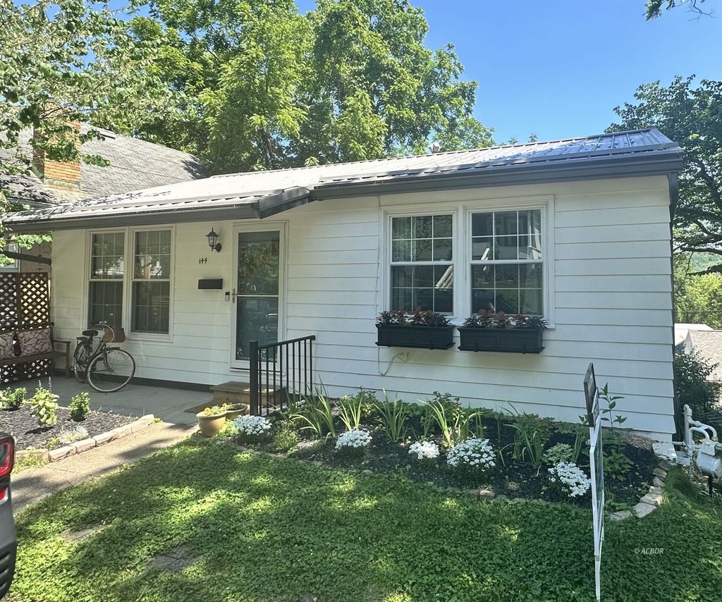 Photo of 144 Grosvenor St, Athens, OH 45701 (MLS # 2434970)