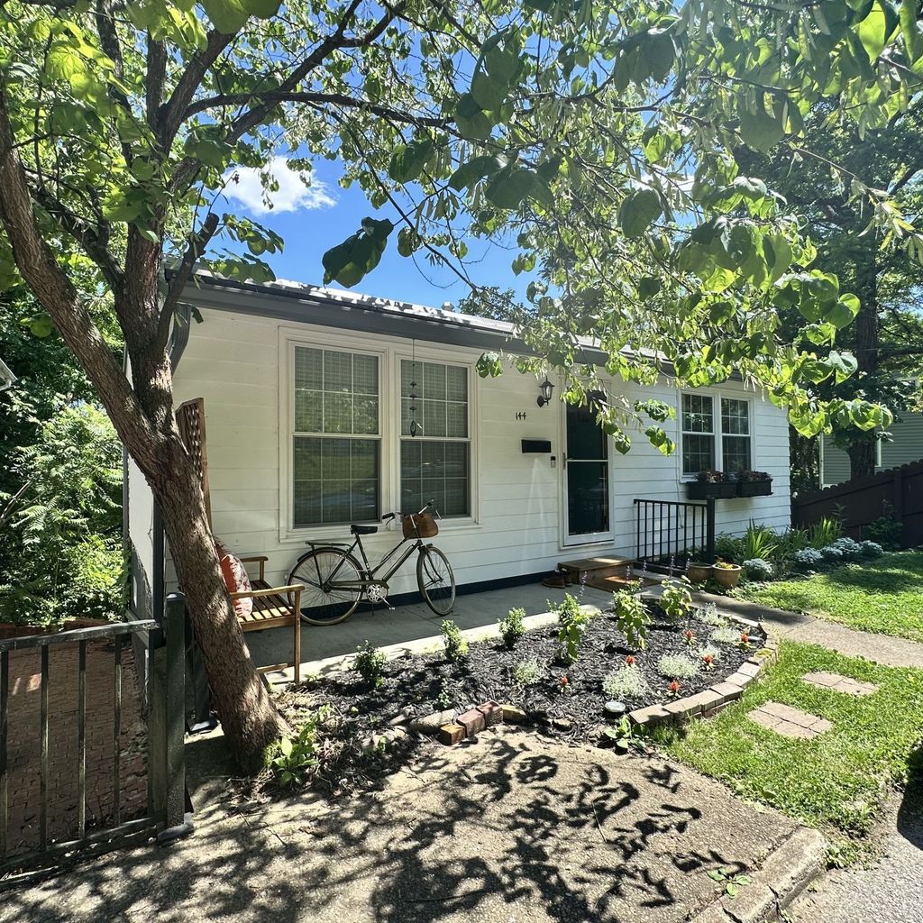 Photo of 144 Grosvenor St, Athens, OH 45701 (MLS # 2434970)