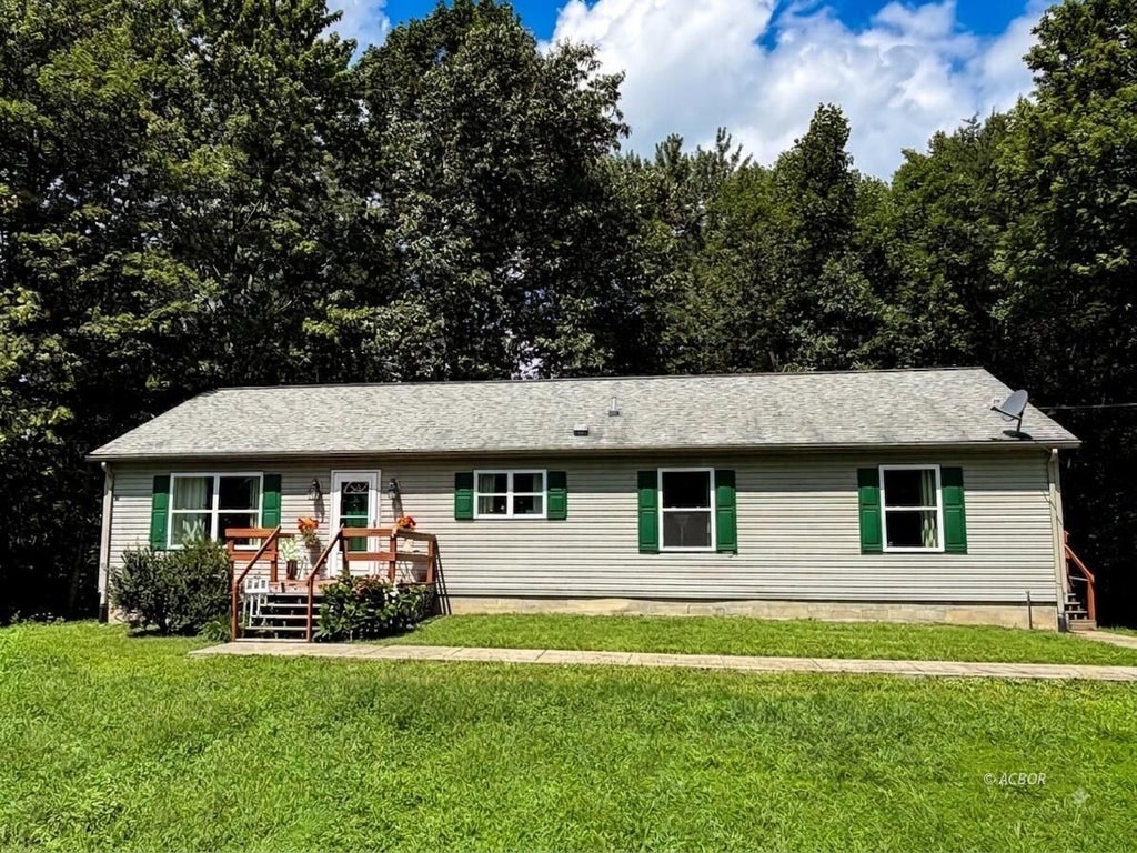 Photo of 39088 McDaniel Rd, Nelsonville, OH 45764 (MLS # 2435130)