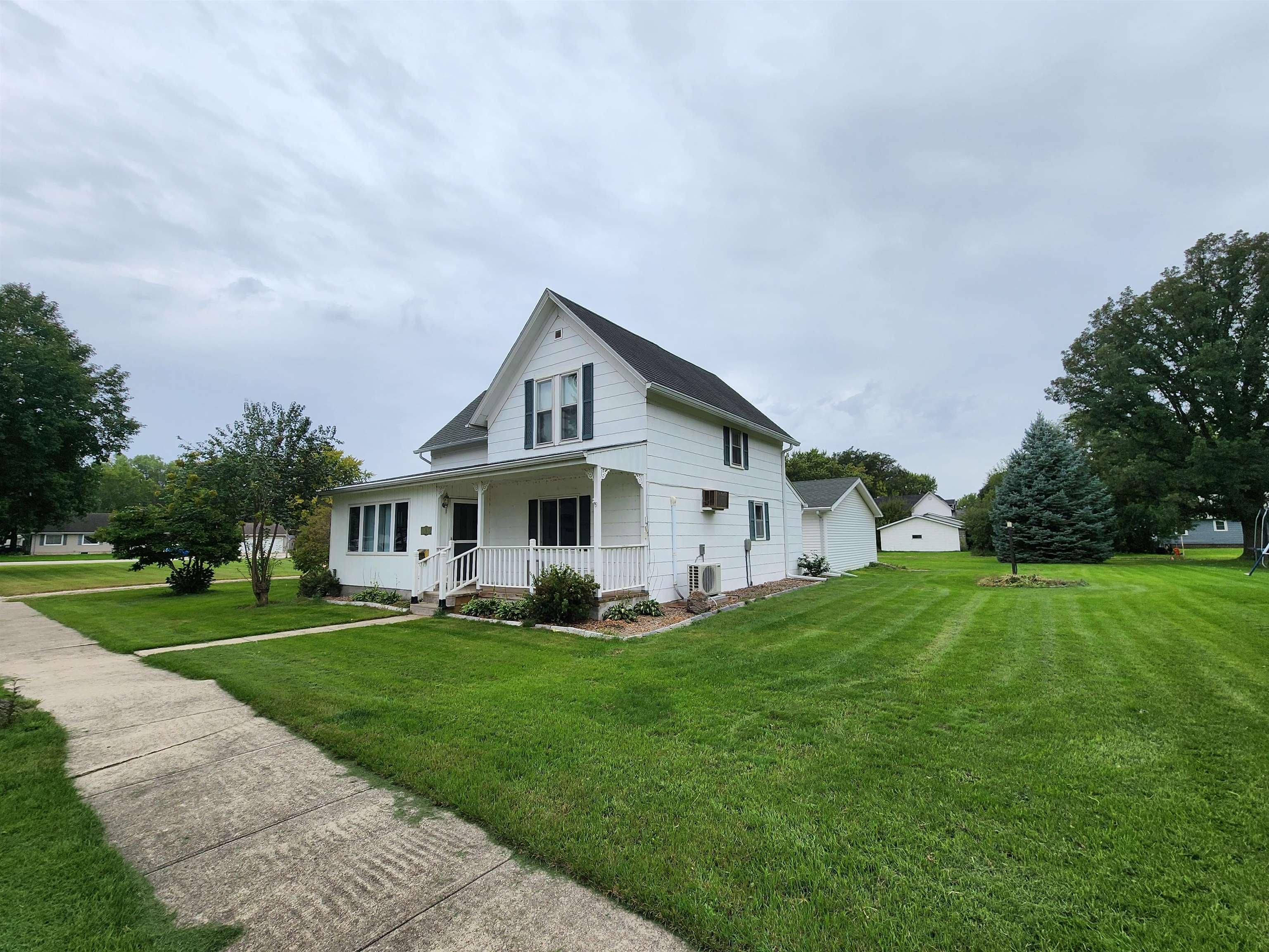 405 NW 3rd Street - Photo 2
