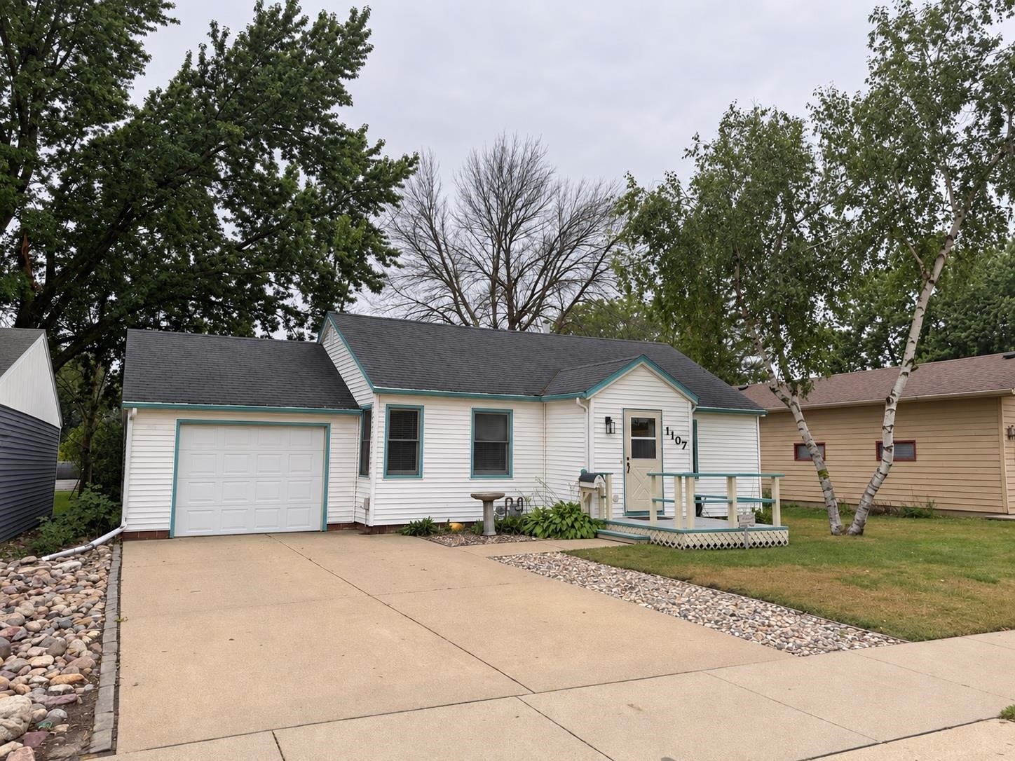 1107 6Th Street - Photo 2