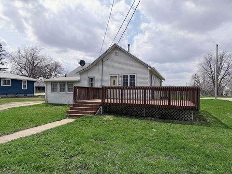 Photo of 1402 Madison Street, Emmetsburg, IA 50536 (MLS # 260259)