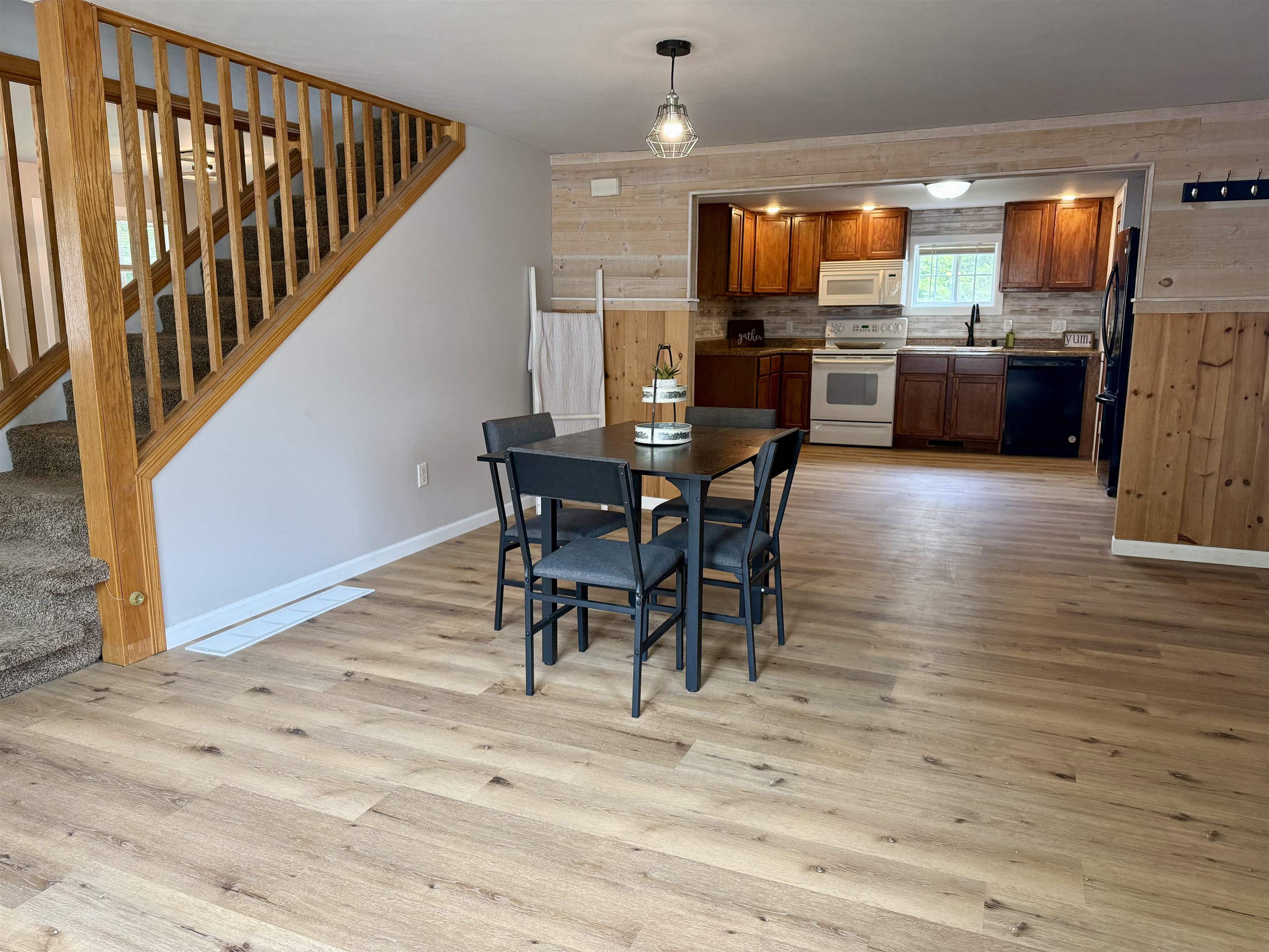 609 4Th Avenue W - Photo 2