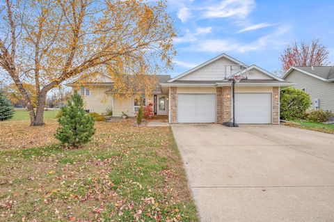 Photo of 1002 Eloise St St, Okoboji, IA 51355 (MLS # 251502)