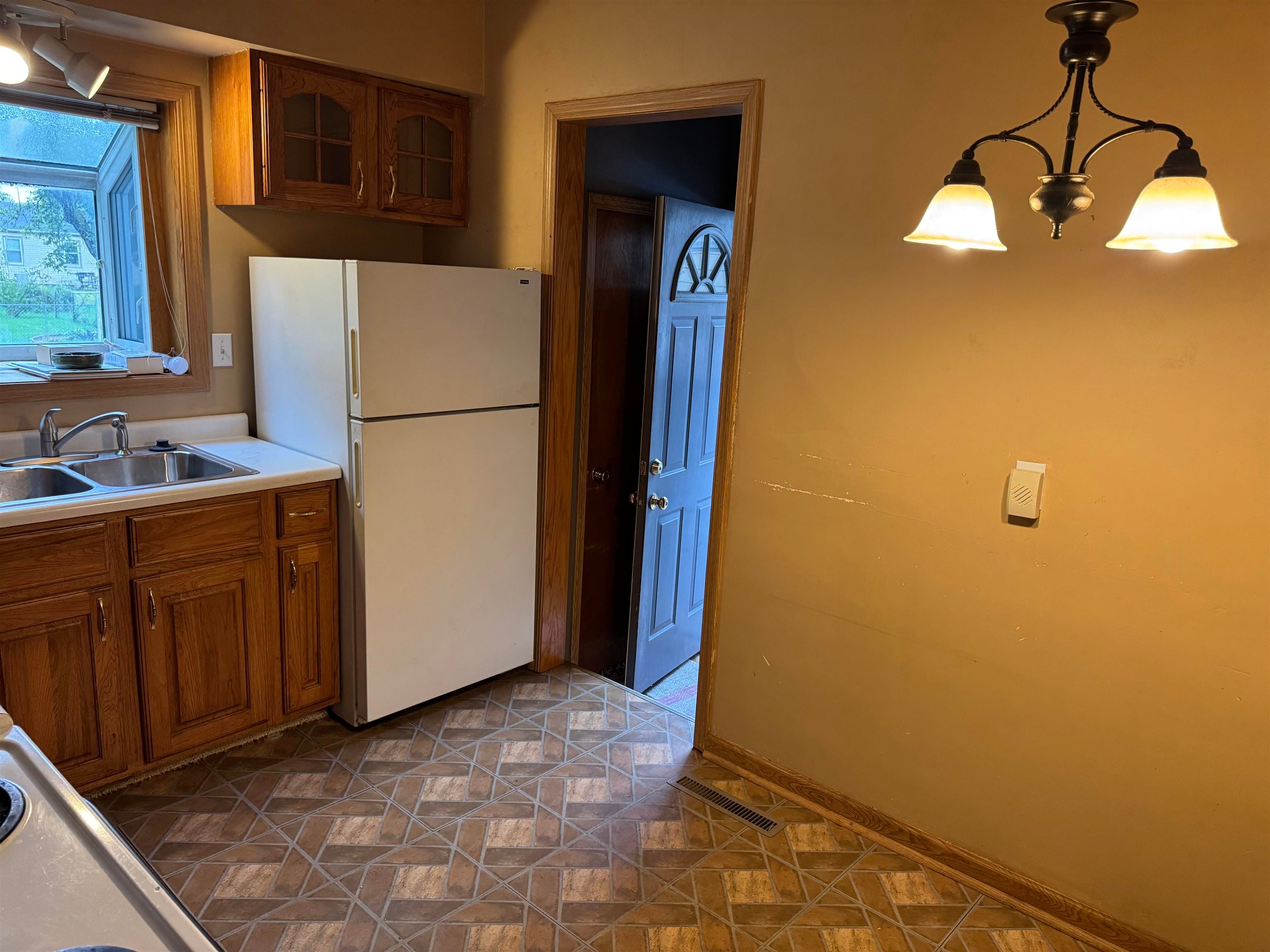 1418 4th Ave East - Photo 3